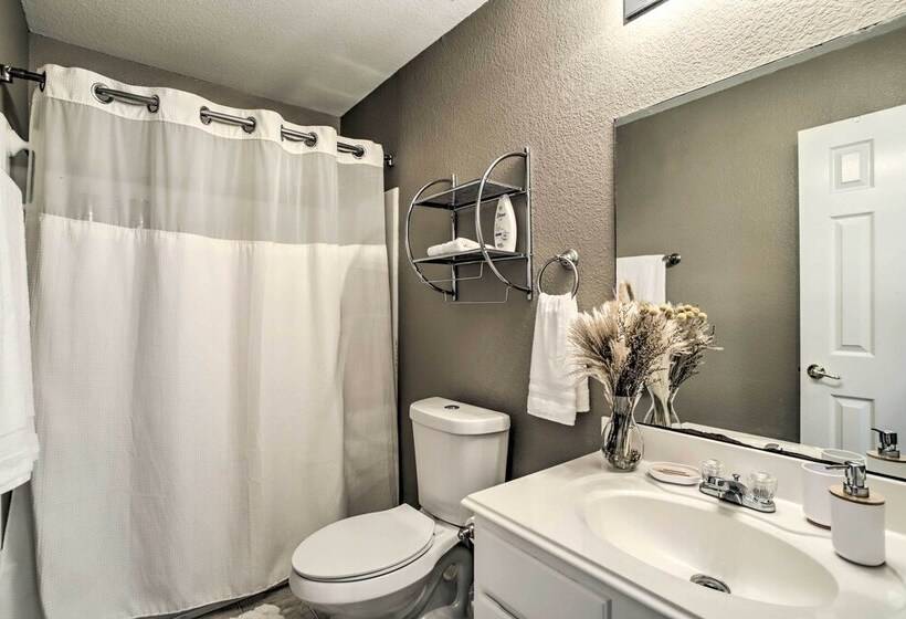 Luxe Home 30 Miles To Houston W/ Pool & Grill