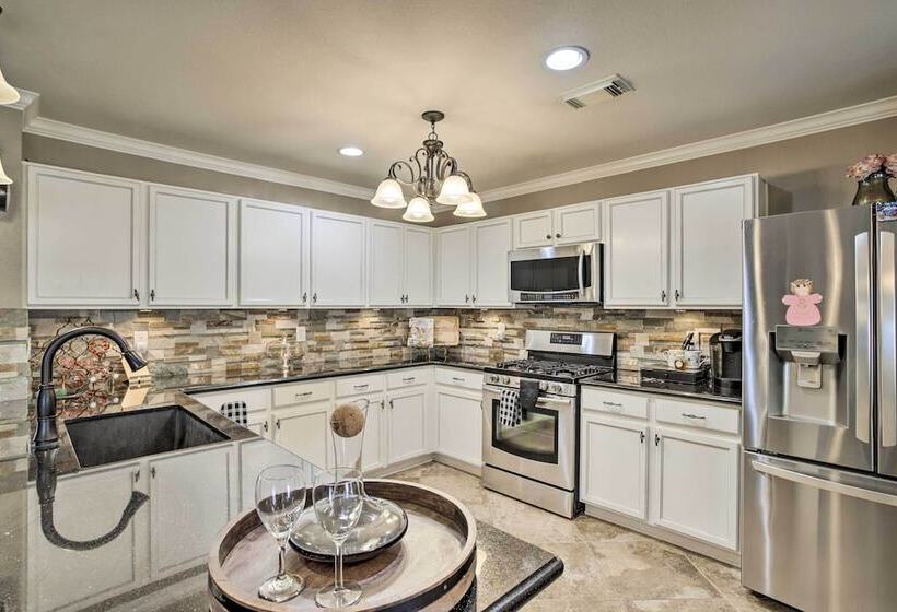 Luxe Home 30 Miles To Houston W/ Pool & Grill