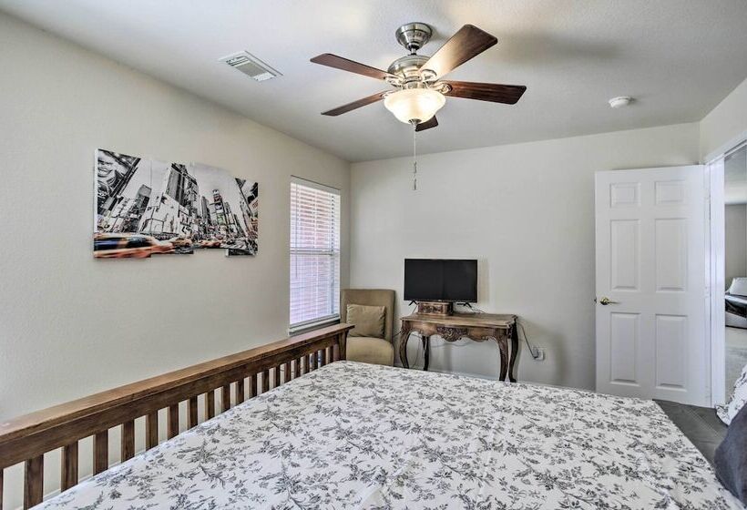 Luxe Home 30 Miles To Houston W/ Pool & Grill