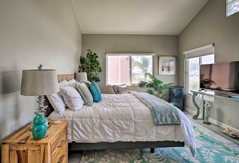 Oceanside Home W/ Rooftop Patio, Walk To Beach!