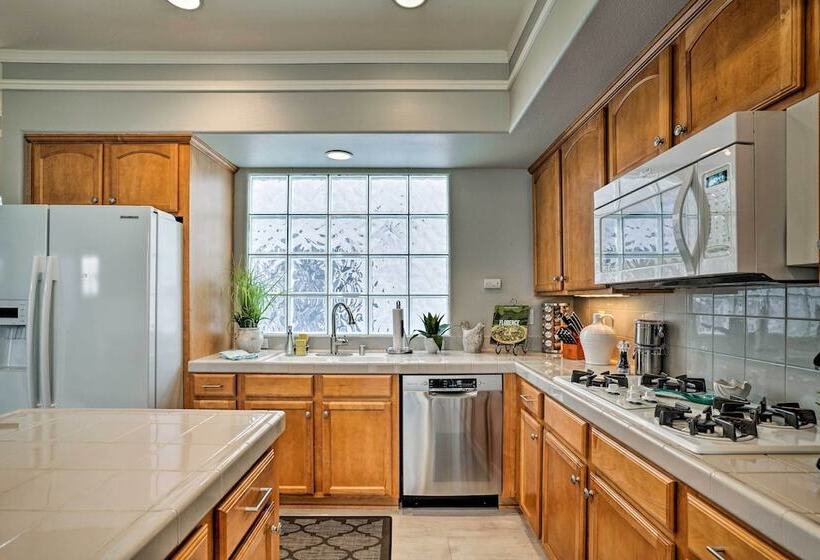 Oceanside Home W/ Rooftop Patio, Walk To Beach!