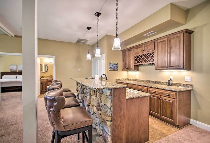 Luxe Wintergreen Resort Escape W/ Hot Tub!