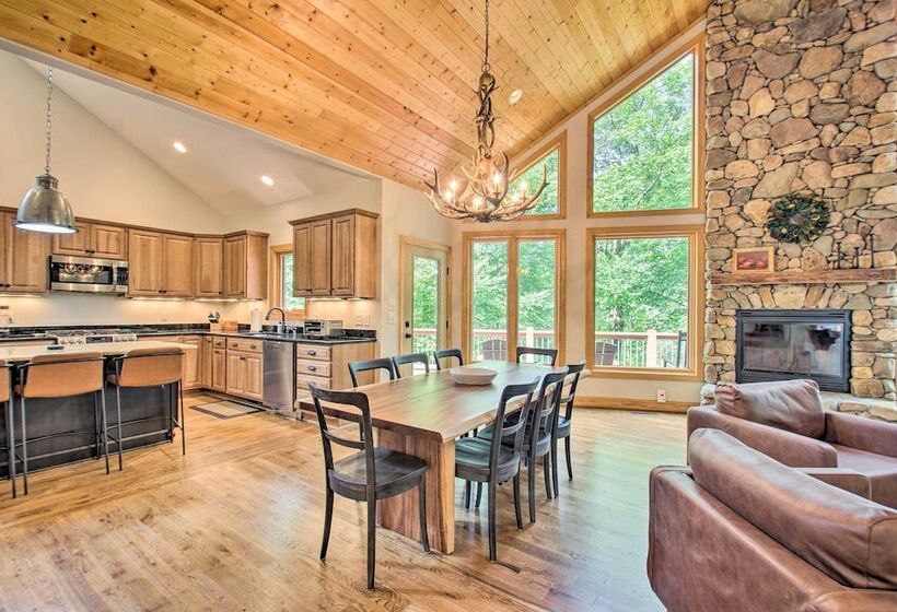 Luxe Wintergreen Resort Escape W/ Hot Tub!