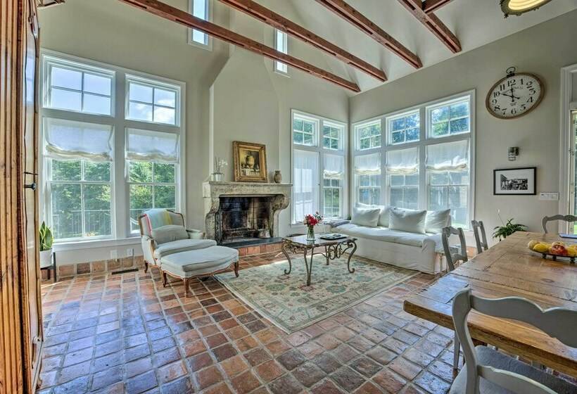 Luxurious Beallsville Retreat: Near Vineyards