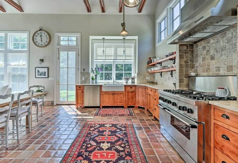 Luxurious Beallsville Retreat: Near Vineyards