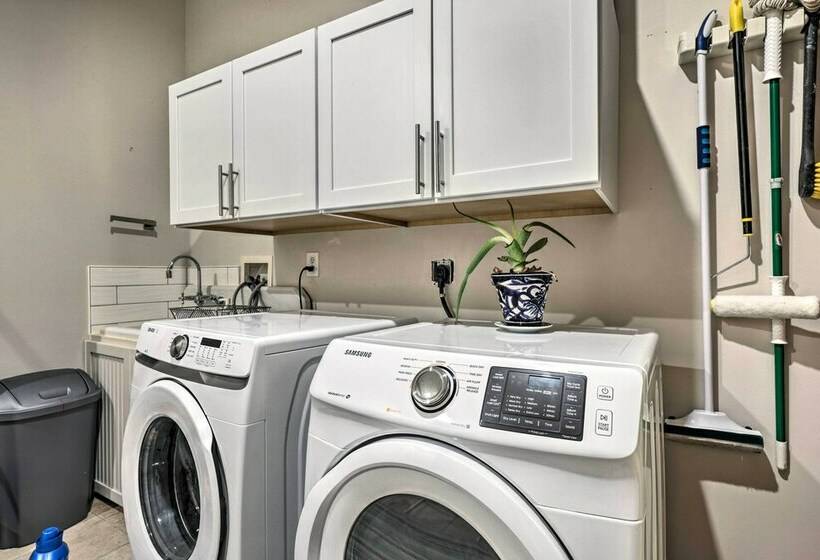 Luxurious Beallsville Retreat: Near Vineyards