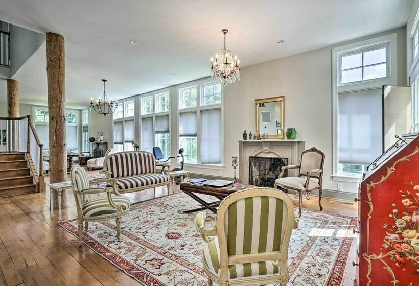 Luxurious Beallsville Retreat: Near Vineyards