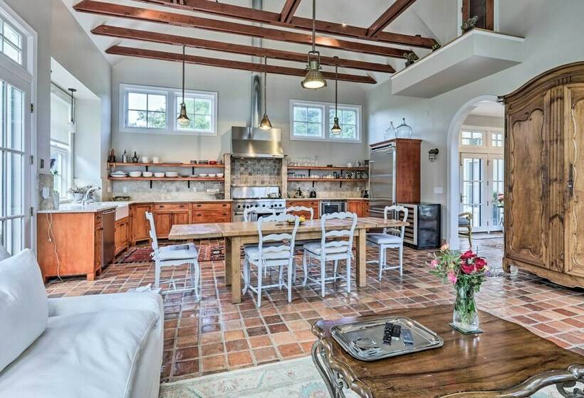 Luxurious Beallsville Retreat: Near Vineyards