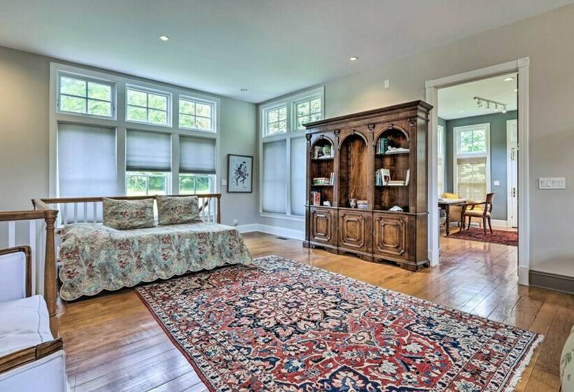 Luxurious Beallsville Retreat: Near Vineyards