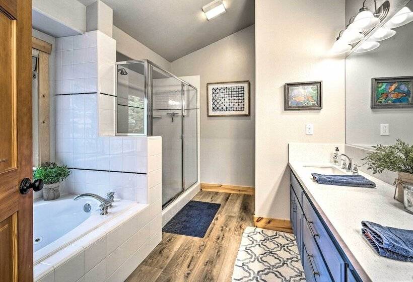 Luxe Truckee Cabin W/ Golf Course View & Deck