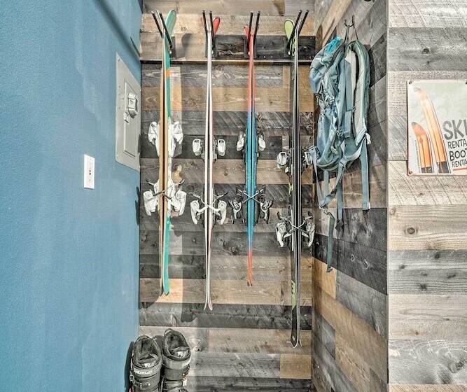 Luxe Truckee Cabin W/ Golf Course View & Deck