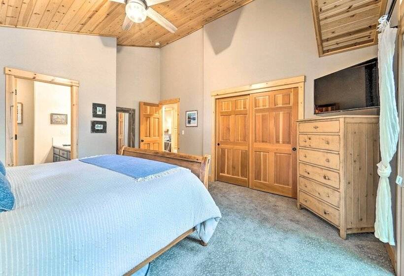 Luxe Truckee Cabin W/ Golf Course View & Deck