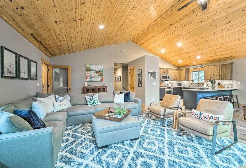 Luxe Truckee Cabin W/ Golf Course View & Deck