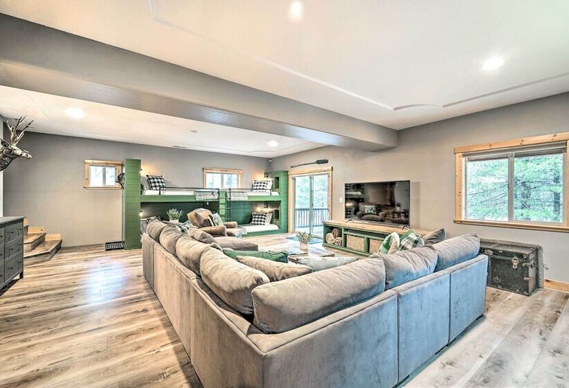 Luxe Truckee Cabin W/ Golf Course View & Deck