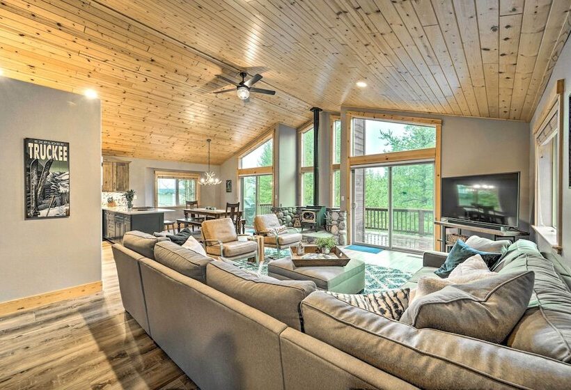 Luxe Truckee Cabin W/ Golf Course View & Deck