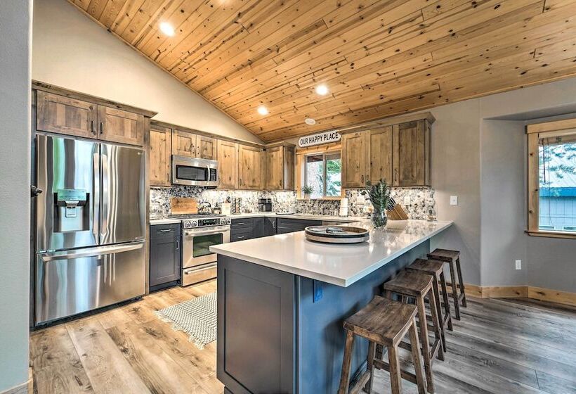 Luxe Truckee Cabin W/ Golf Course View & Deck