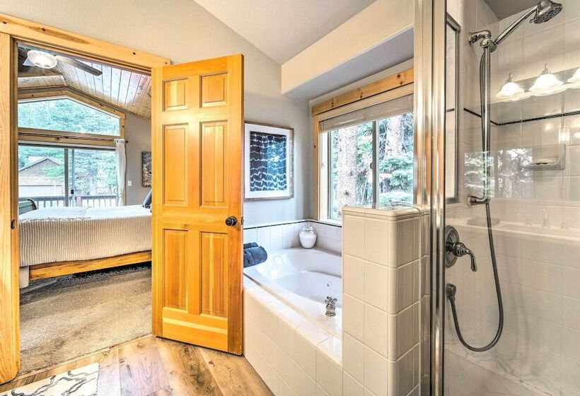 Luxe Truckee Cabin W/ Golf Course View & Deck