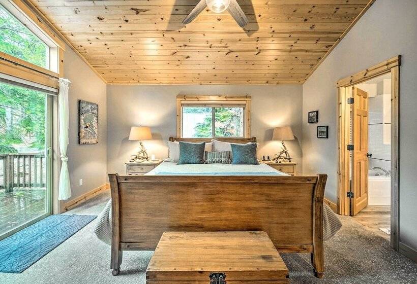 Luxe Truckee Cabin W/ Golf Course View & Deck