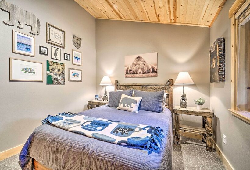 Luxe Truckee Cabin W/ Golf Course View & Deck