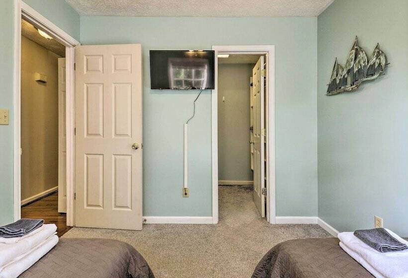 Mills River Hideaway W/ Front Porch & Mtn Views!