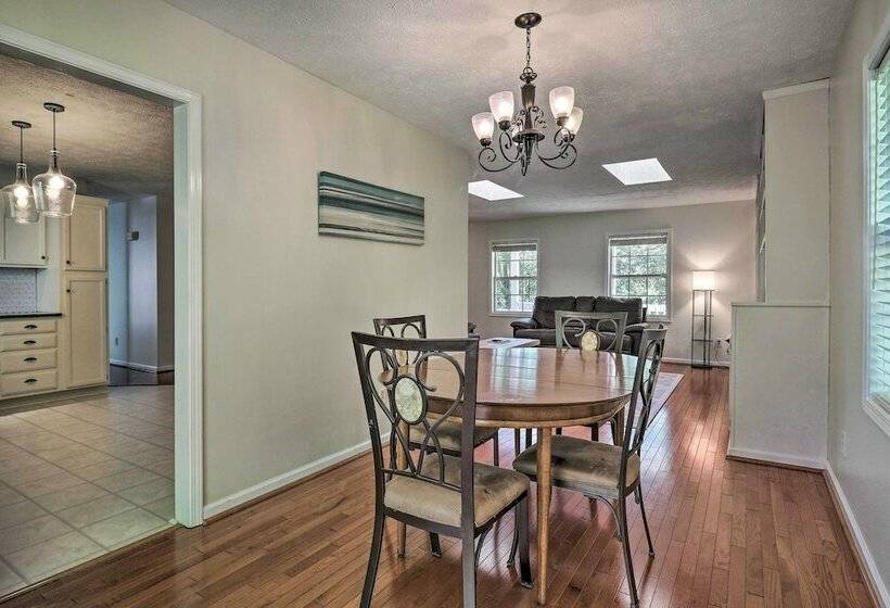 Mills River Hideaway W/ Front Porch & Mtn Views!