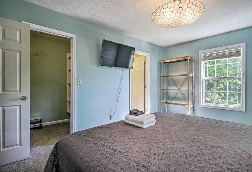 Mills River Hideaway W/ Front Porch & Mtn Views!