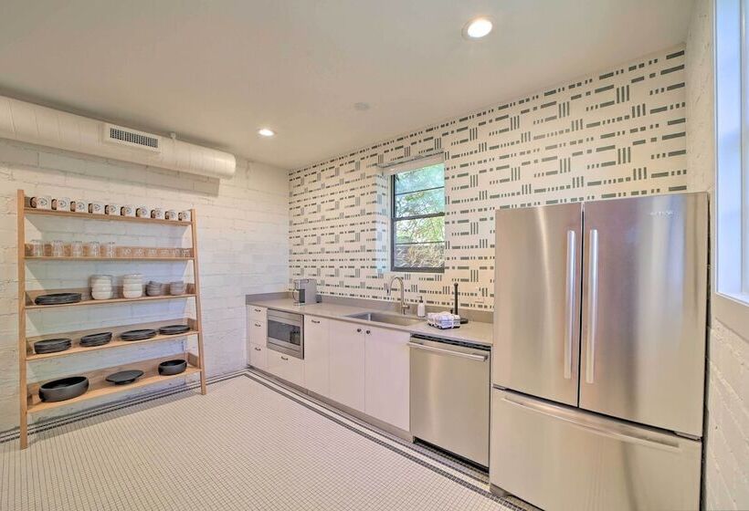 Modern Downtown Tulsa Friend Pad W/ Games!