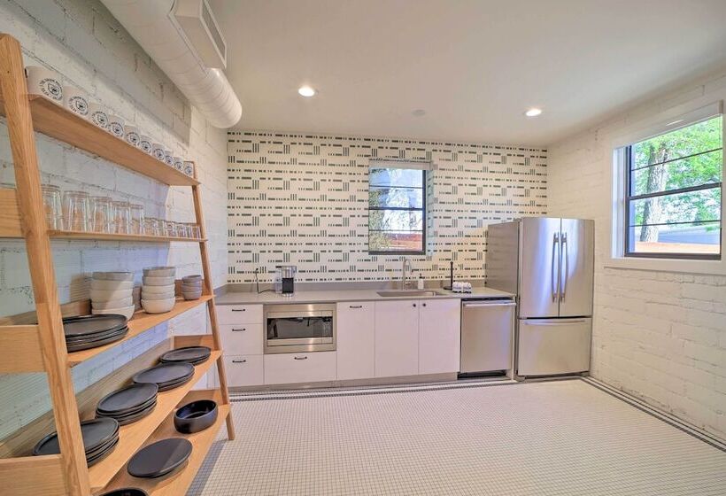 Modern Downtown Tulsa Friend Pad W/ Games!