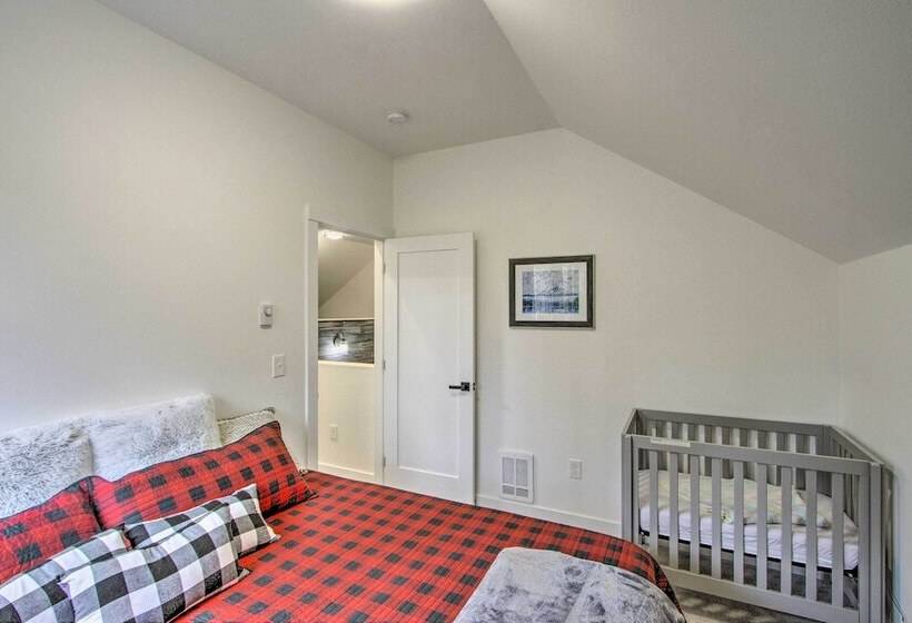 Modern Hideaway: Fire Pit, 5 Mi To Mt Rainier