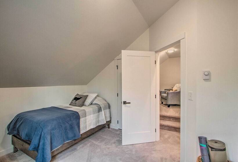 Modern Hideaway: Fire Pit, 5 Mi To Mt Rainier