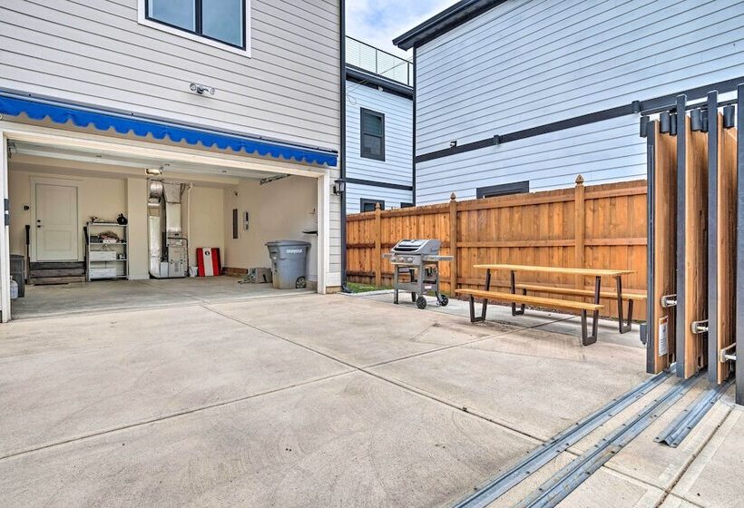 Modern Indianapolis Home W/ Skyline Views