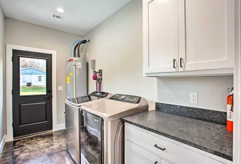 Modern Pottsboro Home Close To Lake Texoma!