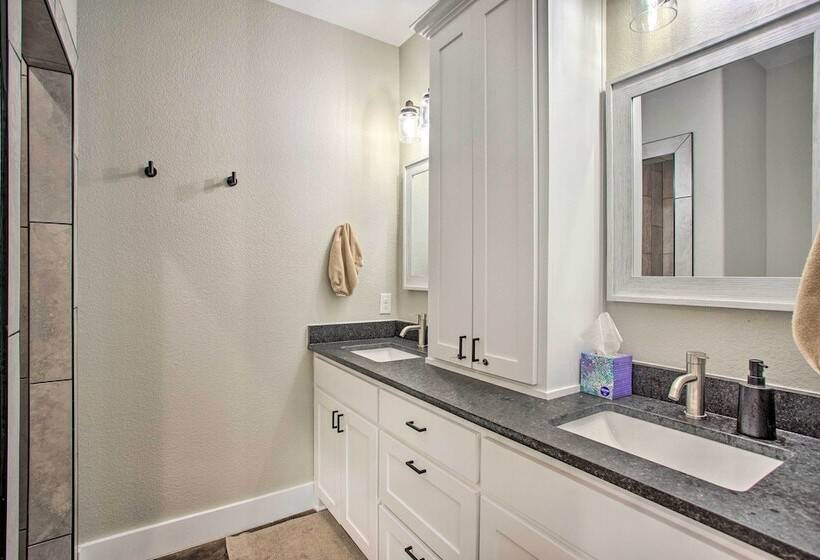 Modern Pottsboro Home Close To Lake Texoma!