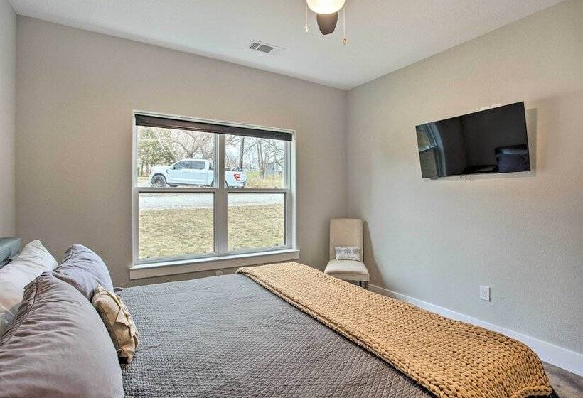 Modern Pottsboro Home   Close To Lake Texoma!