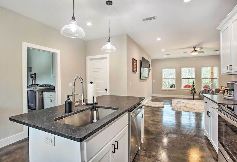 Modern Pottsboro Home   Close To Lake Texoma!