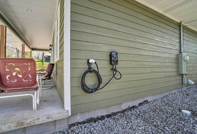 Modern Retreat W/ Deck: Walk To White River!