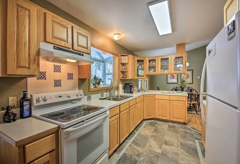 Montana Home On 5 Acres: Near Lake Koocanusa!