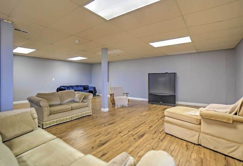 Monticello Home W/ Multi Level Deck On 2 Acres!