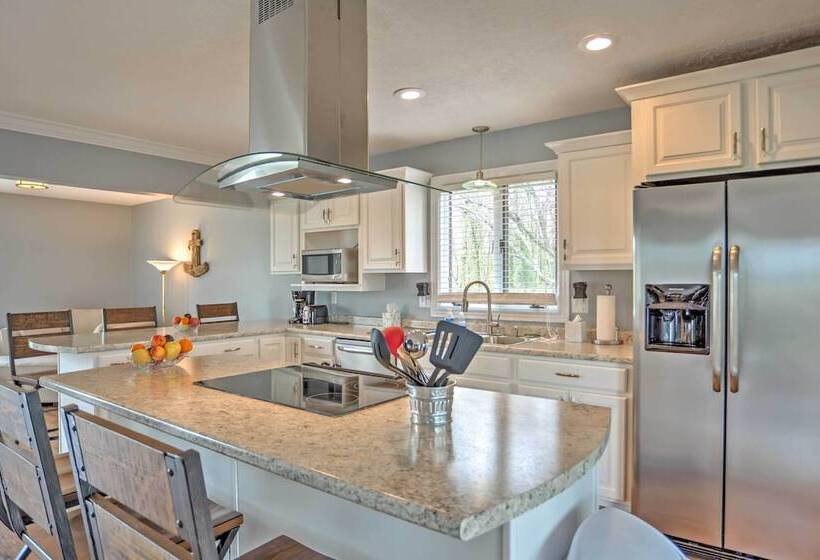 Monticello Home W/ Multi Level Deck On 2 Acres!