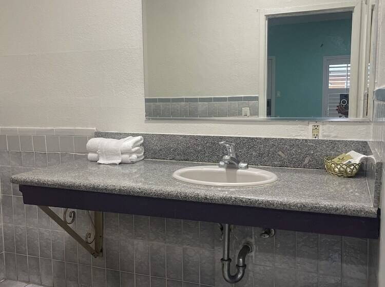 فندق على الطريق Economy Inn