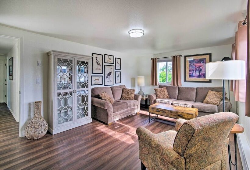 North Bend Home W/ Cornhole Court & Putting Green