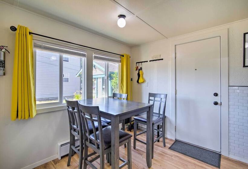 North Bend Home W/ Cornhole Court & Putting Green