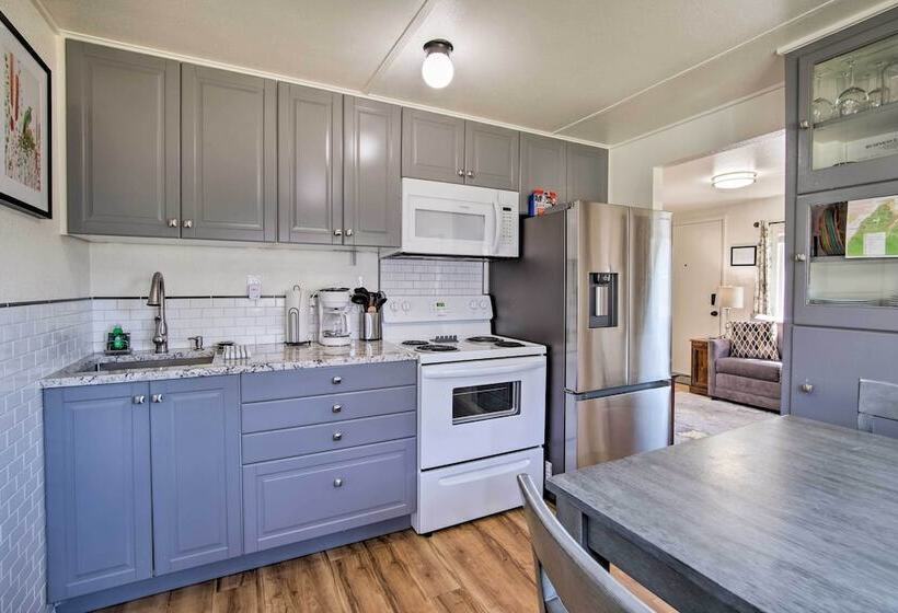 North Bend Home W/ Cornhole Court & Putting Green