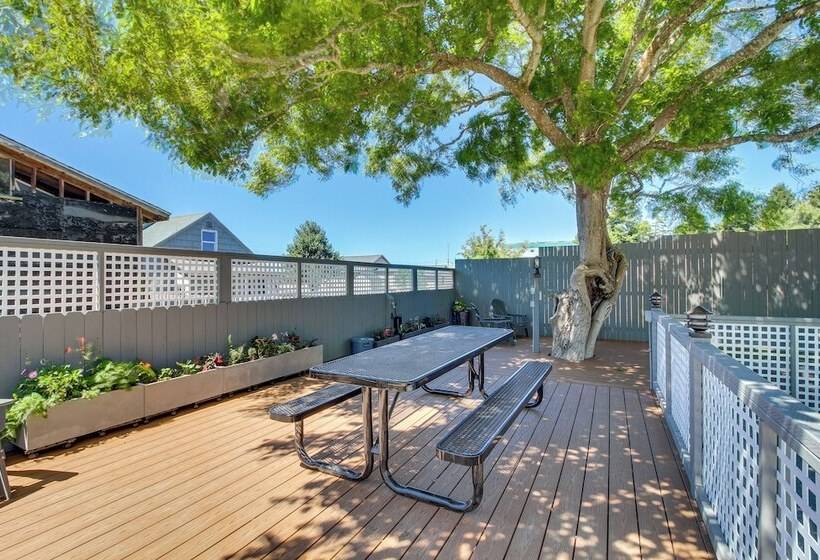North Bend Home W/ Cornhole Court & Putting Green