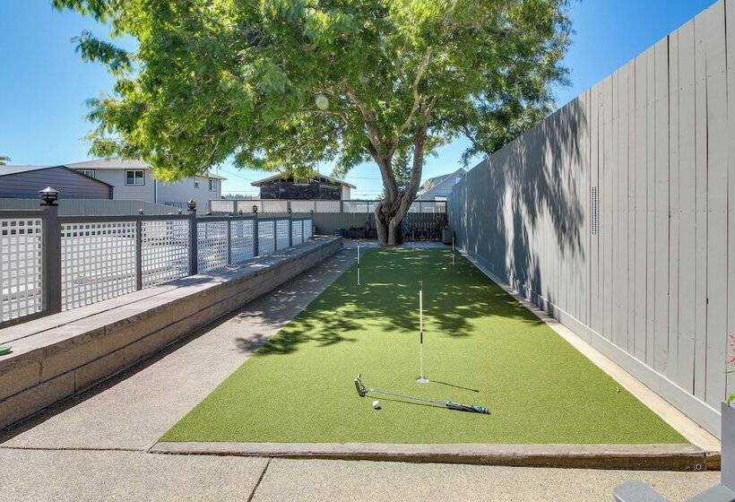 North Bend Home W/ Cornhole Court & Putting Green