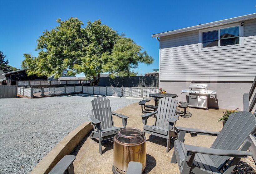 North Bend Home W/ Cornhole Court & Putting Green