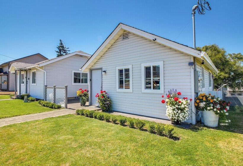 North Bend Home W/ Cornhole Court & Putting Green