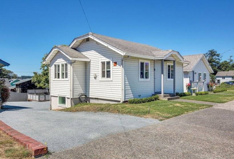 North Bend Home W/ Cornhole Court & Putting Green