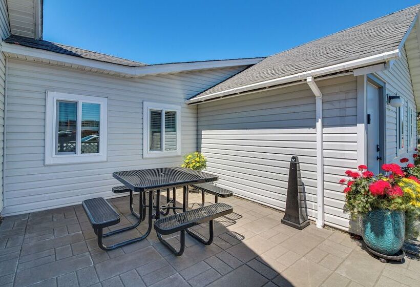 North Bend Home W/ Cornhole Court & Putting Green