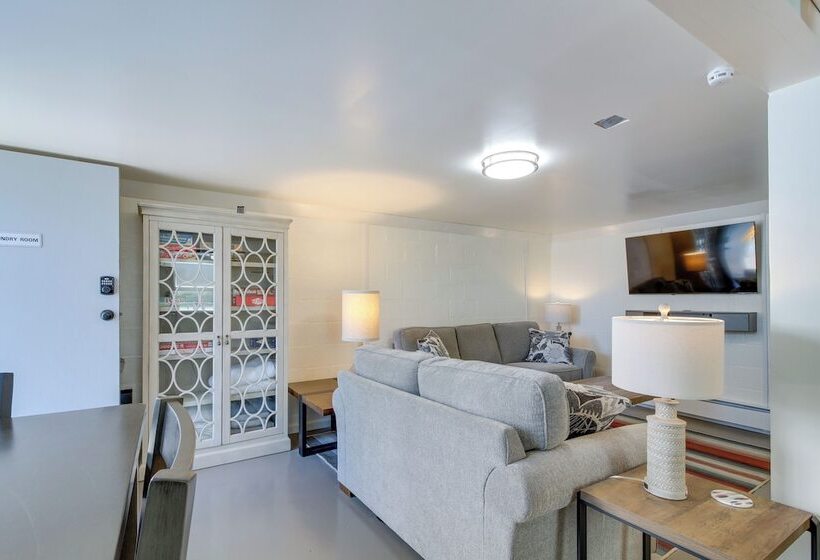 North Bend Home W/ Cornhole Court & Putting Green